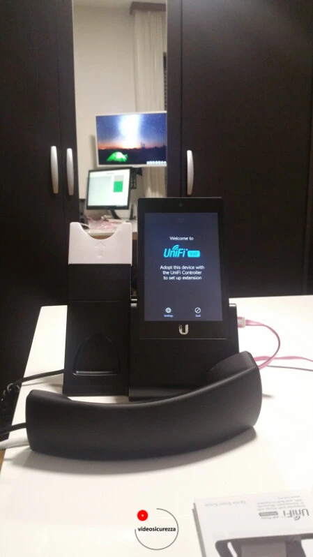 Telefono IP Ubiquiti UniFi con schermo touch su scrivania durante la fase di configurazione iniziale